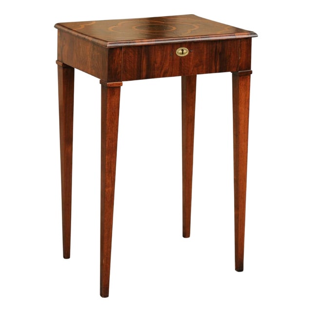 Italian 1820s Walnut Side Table with Oyster Veneer and Inlaid Quadrilobe Motif For Sale