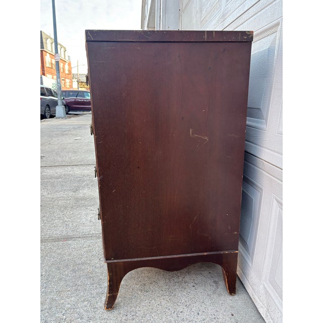 American Antique Colonial Revival Dresser Early 1900s | Mahogany Four Drawer Chest With Federal Style Details | Classic American Antique Furniture For Sale - Image 3 of 12