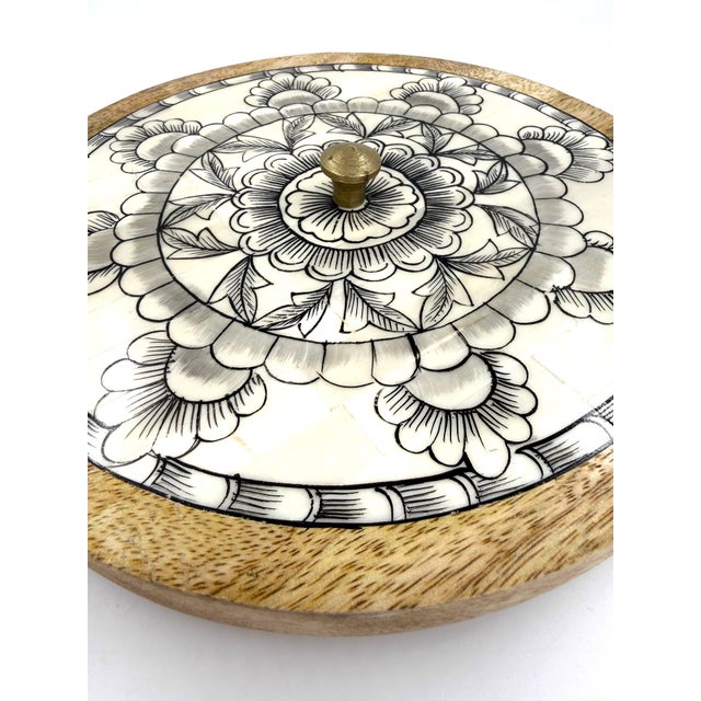 2020s Handcrafted Indian Mango Wood Round Box With Hand Painted Floral Motif Bone Inlaid Lid For Sale - Image 5 of 9