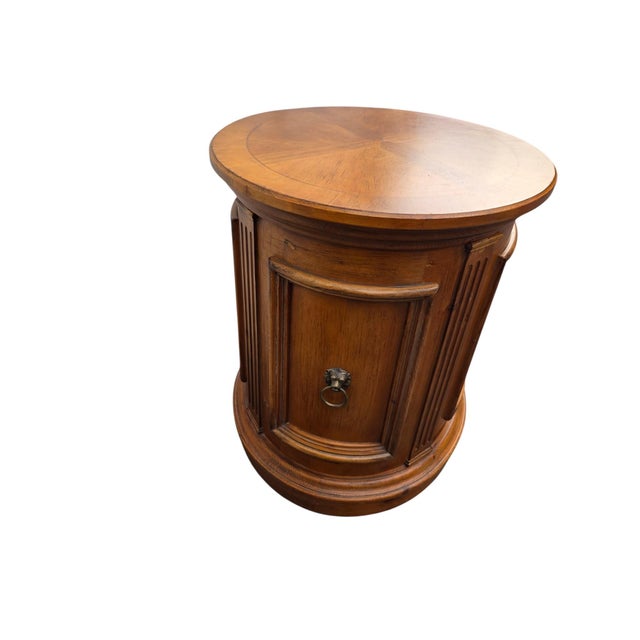1990s Vintage Ethan Allen Tuscan Knotty Pine Drum End Table Side Cabinet Lion Head Pull For Sale - Image 5 of 18