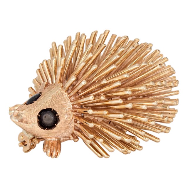 70s Vintage Hedgehog Pendant 14k Yellow Gold Brooch Sapphire Eyes Animal Jewelry For Sale