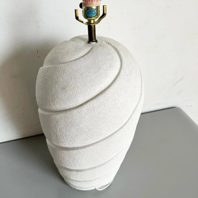 Postmodern Off White Sculpted Swirl Ceramic Table Lamp For Sale - Image 4 of 7