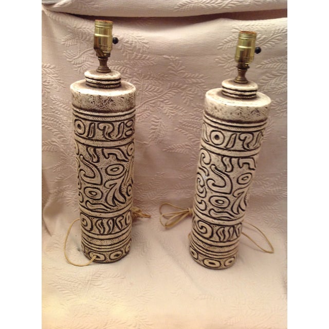 Bitossi 1960s Bitossi Raymor Cylindrical Exotic Amoeba & Tribal Lamps - Set of 2 For Sale - Image 4 of 13