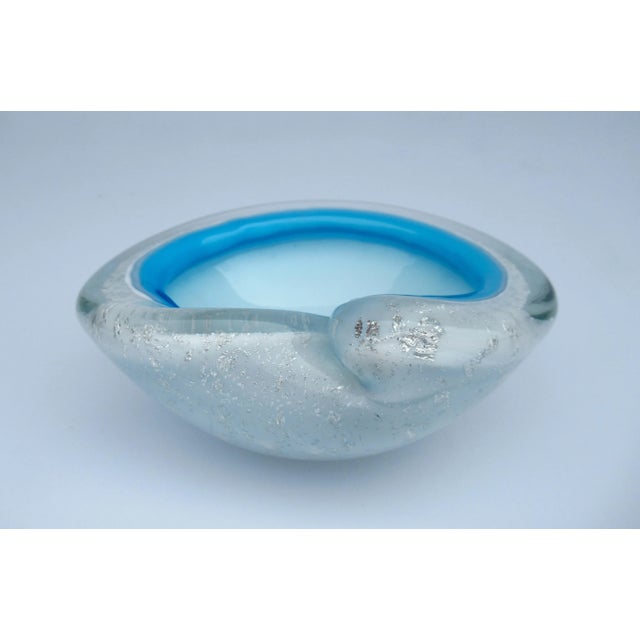 Glass C.1960's Italian Hand-Blown Alfredo Barbini Cerulean Blue, White and Clear Decorative Bowl With Silver Leaf Inclusions For Sale - Image 7 of 13