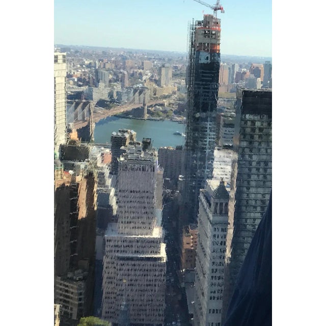 We are on the 55th floor of the World Trade Center New York, cleaning windows. What a job! Behind id the Brooklyn Bridge...