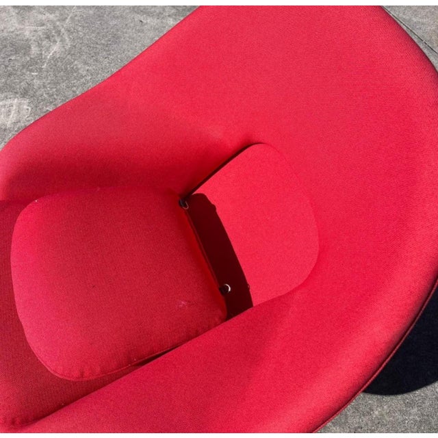 Mid-Century Modern Eero Saarinen Womb Chair by Knoll For Sale - Image 3 of 9