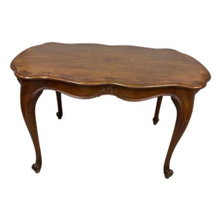 French Louis XV Style Walnut Coffee Table With Cabriole Legs and Scalloped Top 1930's For Sale