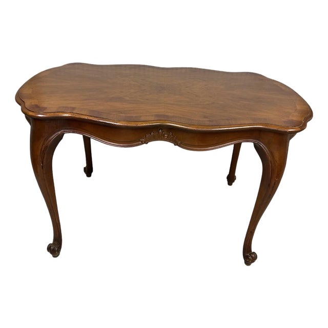 French Louis XV Style Walnut Coffee Table With Cabriole Legs and Scalloped Top 1930's For Sale
