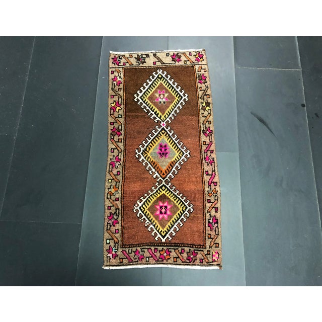 Geometric Design Turkish Vintage Small Rug 1′6″ × 2′11″ For Sale In Phoenix - Image 6 of 6