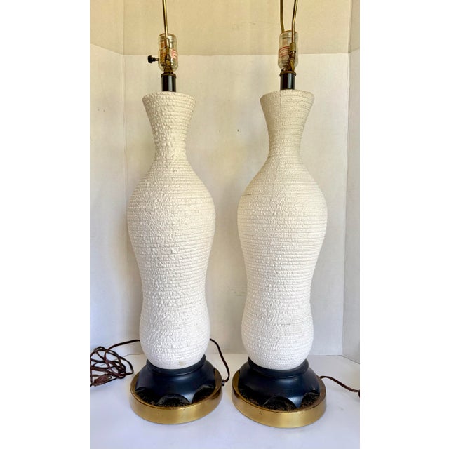 White Mid 20th Century Hollywood Regency Textured White Ceramic Table Lamps With Sculptural Wood Bases - Pair For Sale - Image 8 of 12
