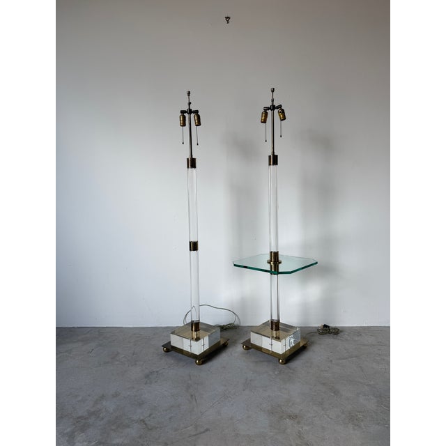 Hollywood Regency 1980s Italian Vintage Lucite & Brass Floor Lamps – A Pair For Sale - Image 3 of 18