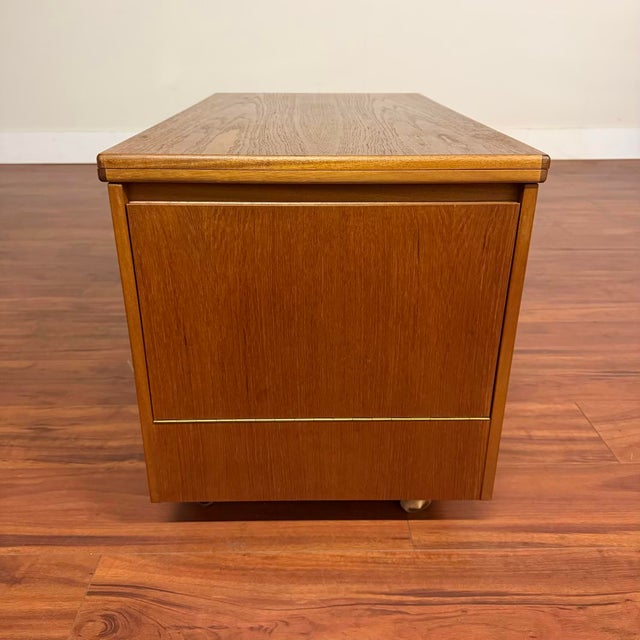 Mid-Century Modern A.h. McIntosh Teak Serving Bar Cart With Nesting Tables For Sale - Image 3 of 14