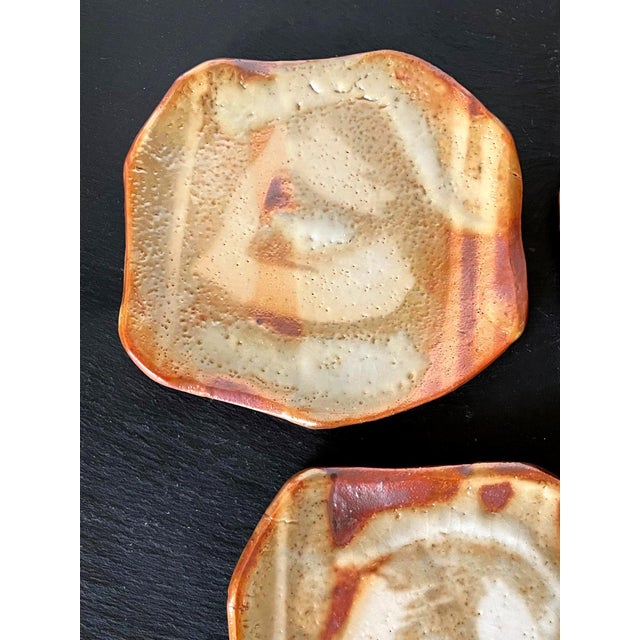 Set of Five Yohen-Kin Shino Ceramic Plates by Suzuki Tomio For Sale In Atlanta - Image 6 of 17