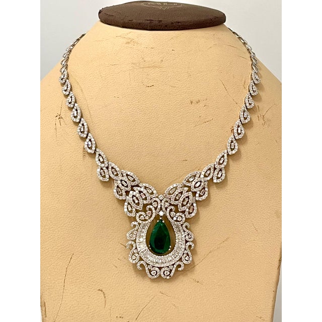 11 Ct Pear Shape Zambian Natural Emerald & 17 Ct Diamond Necklace 18 Karat Gold For Sale - Image 10 of 18