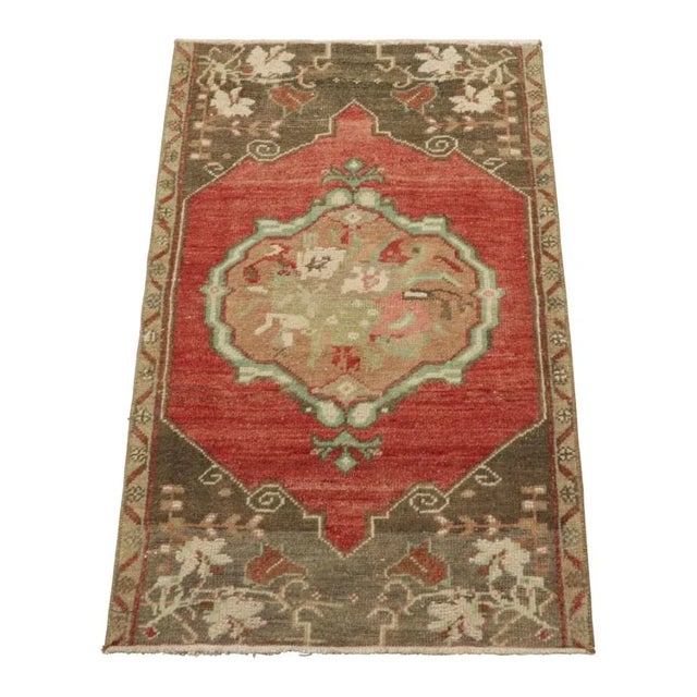 1950s Vintage Turkish Rug in Pink & Cream With Colorful Floral Medallion | Rug & Kilim For Sale - Image 5 of 7