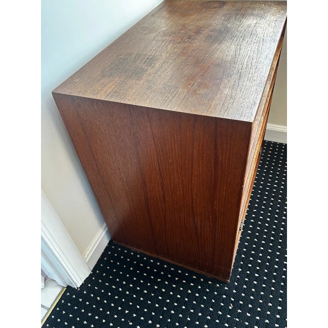 Vintage Mid-Century Modern Teak 5-Drawer Chest With Brass Drop Handles For Sale - Image 12 of 15