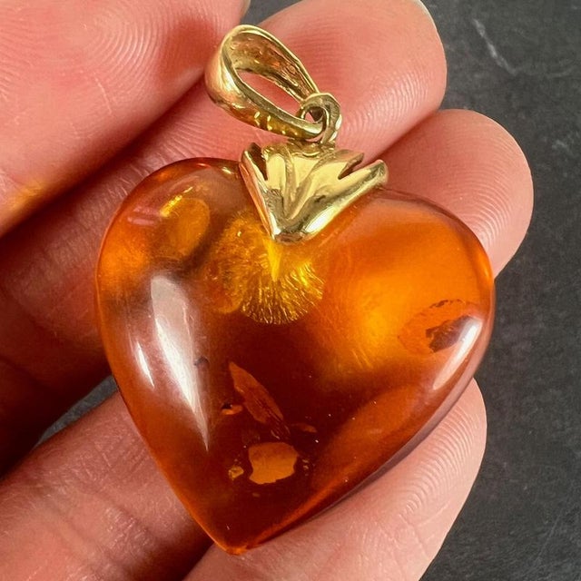 Large Vintage French Puffy Heart Charm Pendant in 18 Karat Yellow Gold, 1960s For Sale - Image 6 of 18