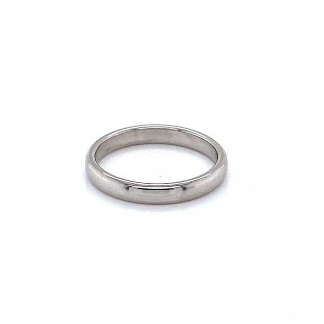 Very elegant and sophisticated wedding band by Tiffany & Co. it is well crafted from solid platinum with a nice round form...