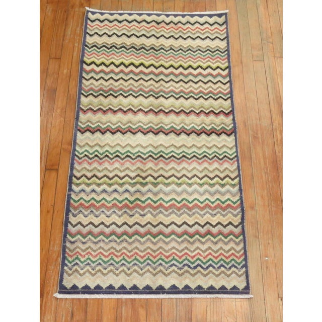 Wavy Vintage Turkish Deco Rug - 2'6" x 5'2" For Sale In New York - Image 6 of 6