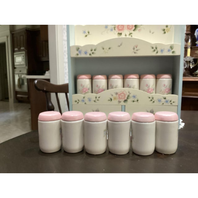 1990s Pfaltzgraff Tea Rose Wall Spice Rack With 12 Canisters with Shelf New Rare Complete Set For Sale - Image 14 of 18