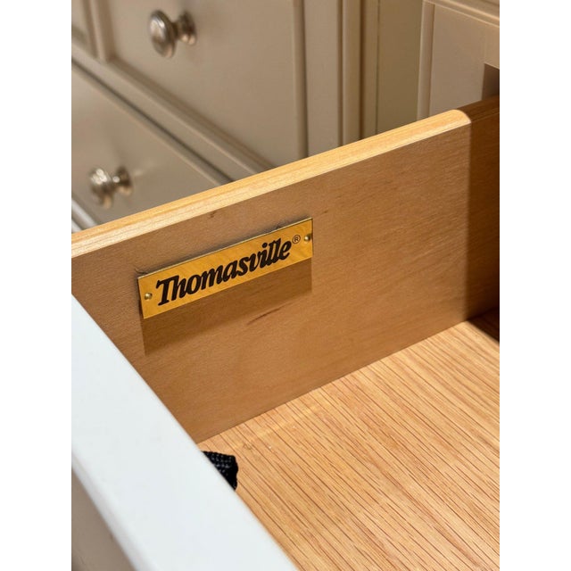 White Late 20th Century Pair of Thomasville White Three-Drawer Nightstands – Classic American Traditional Bedside Tables For Sale - Image 8 of 11