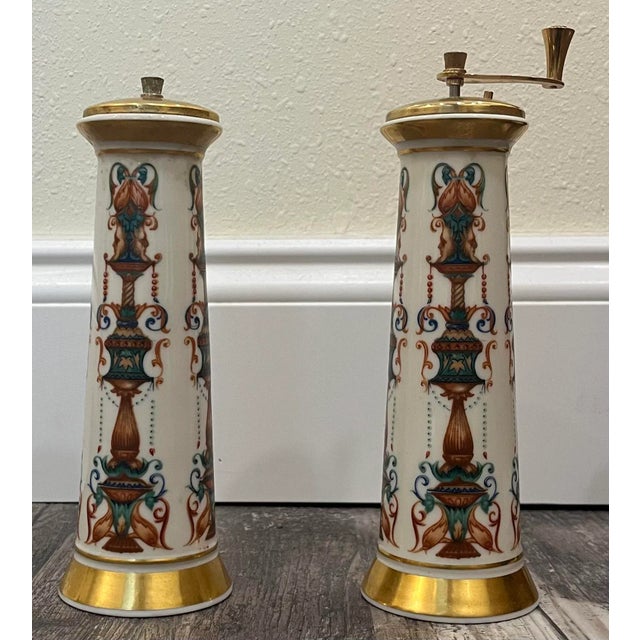 American 1970s Lenox 24k Lido Pattern Salt and Pepper Mill- Set of 2 For Sale - Image 3 of 8