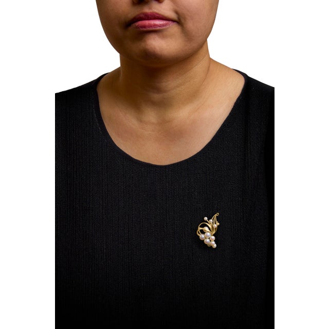 14K Yellow Gold Akoya Cultured Pearl Cluster Swirl Brooch Pin For Sale - Image 4 of 7