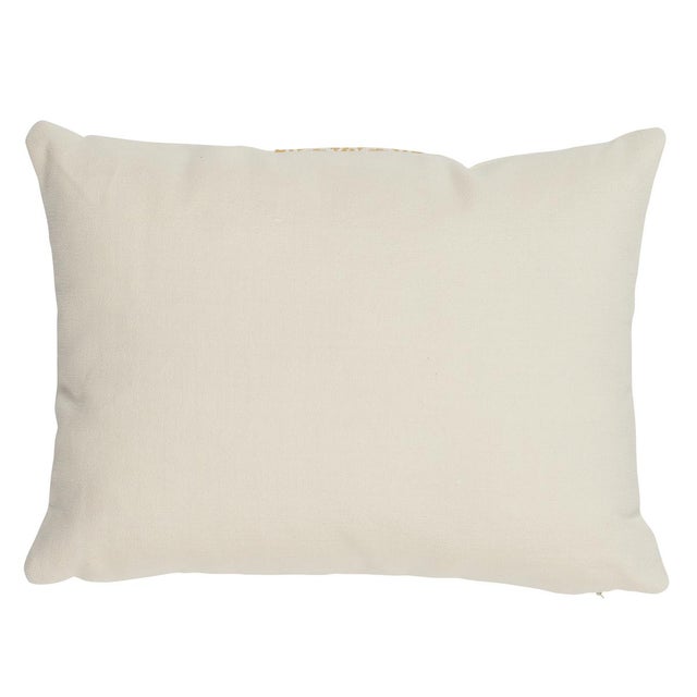 This pillow features Infinito Indoor/Outdoor Trim with a knife edge finish. With its interesting, interlocking loop motif,...