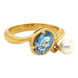 Mid 20th Century Mikimoto Pearl Blue Topaz 18k Yellow Gold Dangle Charm Ring - Size 5 For Sale