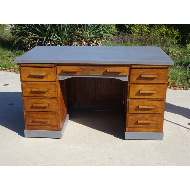Large 9-drawer desk in oak and veneer, mid-20th century. Top: 137 x 77 cm, recently hand-patinated gray paint and finished...