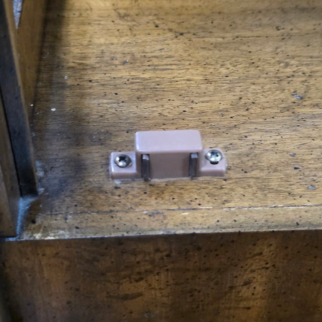 Pair of Mid 20th Century Weiman Faux Bamboo Burl Pagoda Vitrines [Unsigned] For Sale - Image 9 of 9