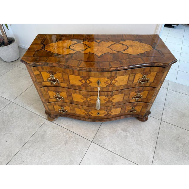 Baroque Chest of Drawers in Walnut Veneer For Sale - Image 6 of 18