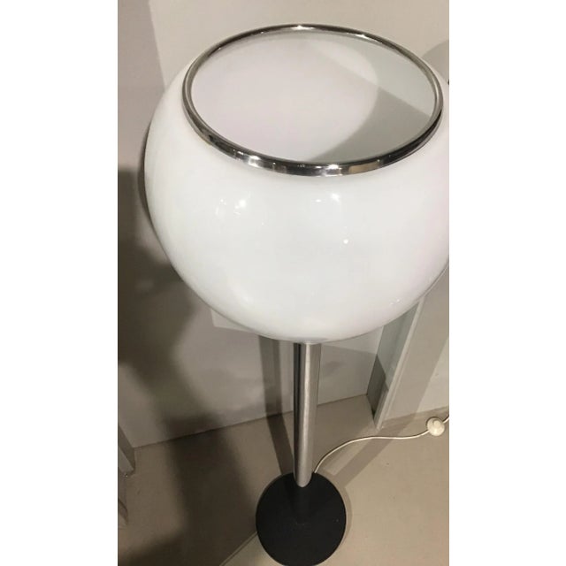 This Ice Cream floor lamp from the '70s has ablack metal base, steel stem and opaline glass lampshade. European Plug (up...