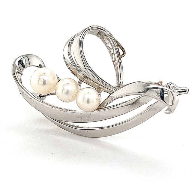 1990s Mikimoto Estate Akoya Pearl Brooch Sterling Silver For Sale - Image 4 of 9