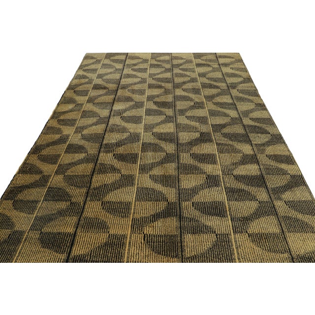 1960s Vintage Zeki Müren Rug With Black and Light Gold Geometric Pattern | Rug & Kilim For Sale - Image 5 of 7