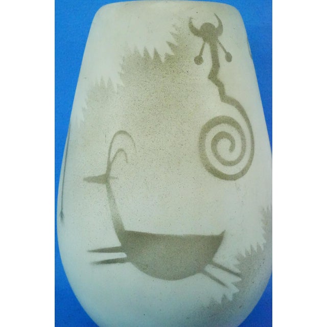 20th Century Modernist Navajo Ceramic Vase with Native American Decoration from Melvin Redhorse, United States, 1970s For Sale - Image 9 of 18