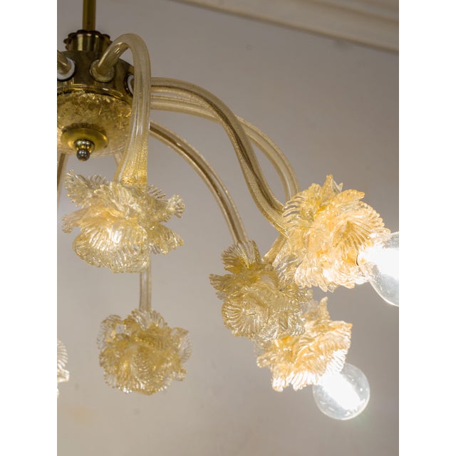 Elegant Murano blown glass chandelier from the 1950s-1960s, illuminated by 5 lights. The central brass structure supports...