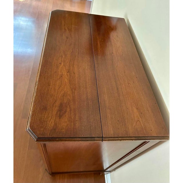 1950s Butler's Desk Chest of Drawers With Lift Top and Pull Out Desktop