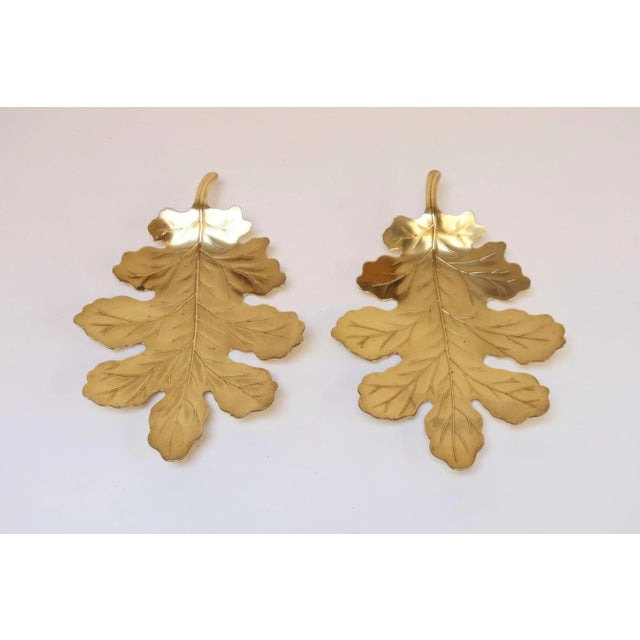 Pair of Vintage Hollywood Regency-Style Brass Leaf Catchalls / Decorative Dishes For Sale In New York - Image 6 of 17
