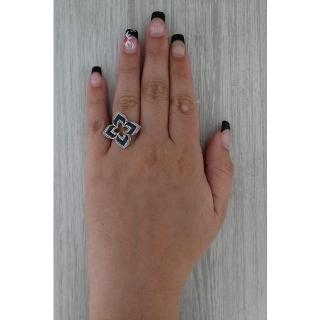 Modern 0.35ctw Diamond Ceramic Flower Cocktail Ring 14k White Gold Size 7.25 For Sale - Image 3 of 8