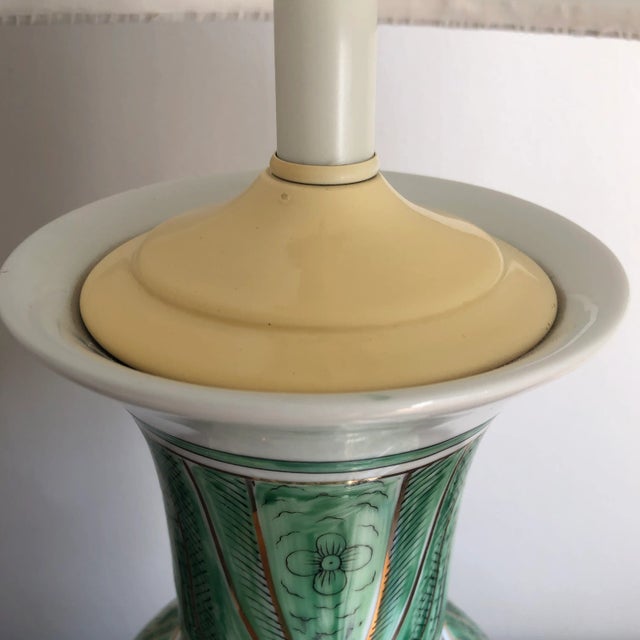 Mid-20th Century Hand-Painted Green & White Chinoiserie Porcelain Lamp For Sale - Image 4 of 12