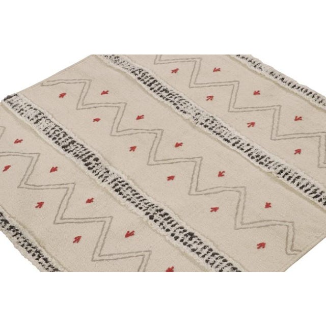 Tribal 2010s Rug & Kilim’s Tribal-Style Kilim in Off White, Gray and Red Geometric Patterns For Sale - Image 3 of 7