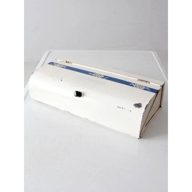 This 1930s–1940s Kitchen Beautilities enamelware collection from Kansas City, Missouri, offers vintage farmhouse appeal...