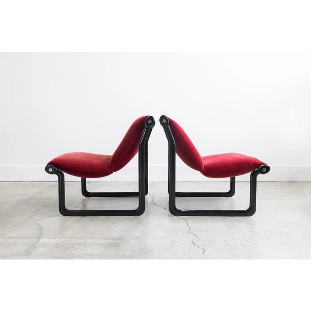 1960s Knoll Aluminum Sling Lounge Chairs by Bruce Hannah and Andrew Morrison in Crushed Red Velvet 1960s For Sale - Image 5 of 8