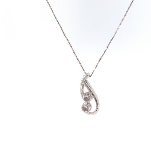 Stunning 10KW Diamond Cluster Pendant with 18-inch Box Chain This exquisite diamond cluster pendant is a timeless addition...