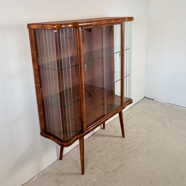 1950s Vintage Art Deco Display Cabinet with Glass Slats in Warm Walnut Veneer, 1950s For Sale - Image 5 of 14