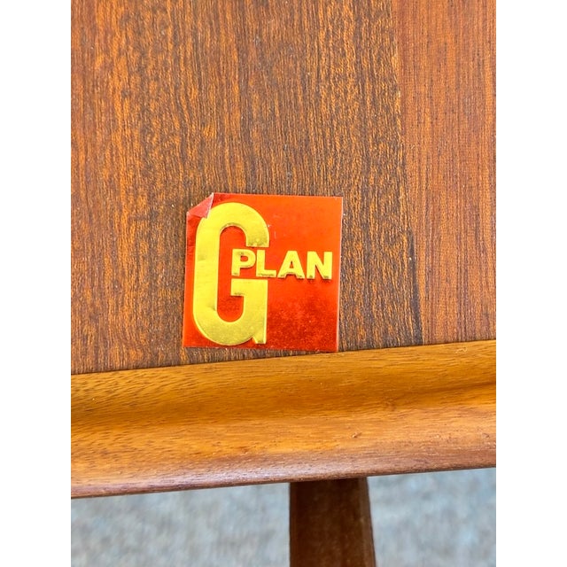 European Mid Century Modern Extending Oval Teak Dining Table W/ Butterfly Leaf & Whale Fin Pedestal Base by G-Plan Furniture, Uk c.1960 For Sale - Image 9 of 14