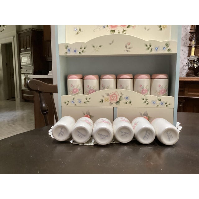 1990s Pfaltzgraff Tea Rose Wall Spice Rack With 12 Canisters with Shelf New Rare Complete Set For Sale - Image 13 of 18
