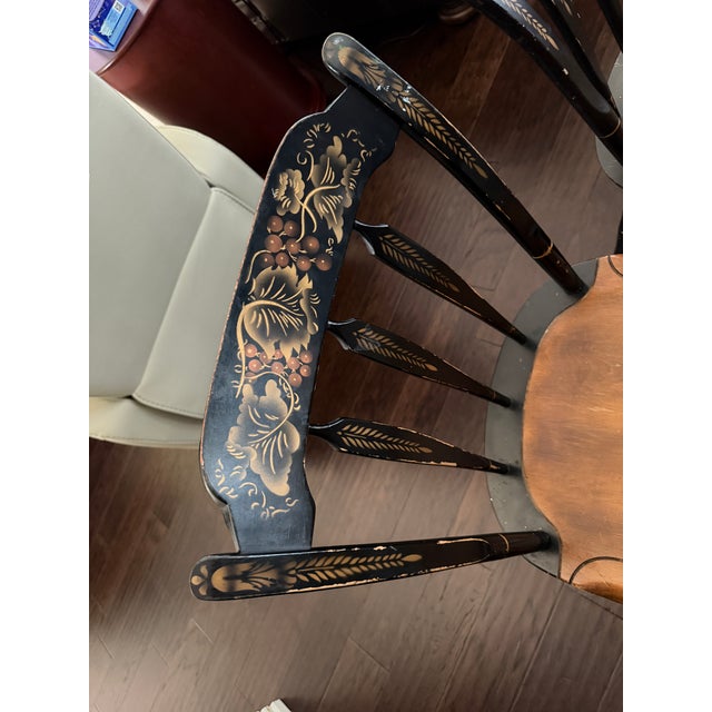 American 1970s L Hitchcock Cloverleaf Table and 8 Chairs and Two Leaves For Sale - Image 3 of 15