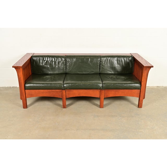 A gorgeous Mission or Arts & Crafts style spindle settle sofa In the manner of L. & J.G Stickley USA, Circa Late 20th...